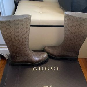 Brown Gucci rain boots